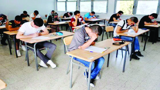 امتحان الباكالوريا في يومه الأول..   اختبار الفلسفة في المتناول وأولياء "مرابطون" أمام المعاهد